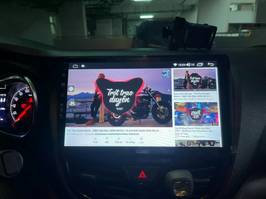 Màn hình Android kèm mặt dưỡng 9 inch độ chế cho xe tải