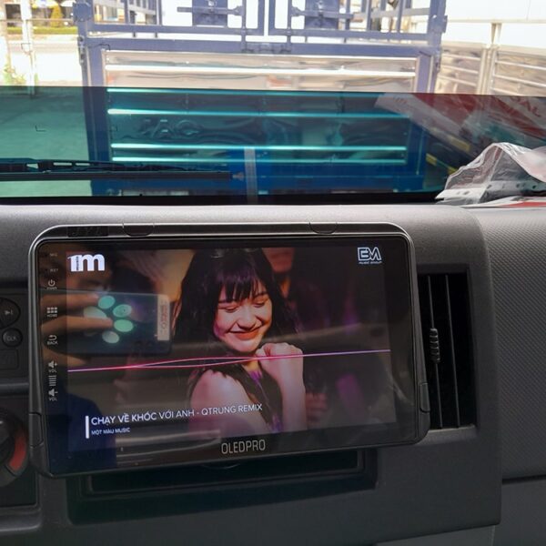 Màn hình Android kèm mặt dưỡng 9 inch độ chế cho xe tải 42 Màn hình Android kèm mặt dưỡng 9 inch độ chế cho xe tải