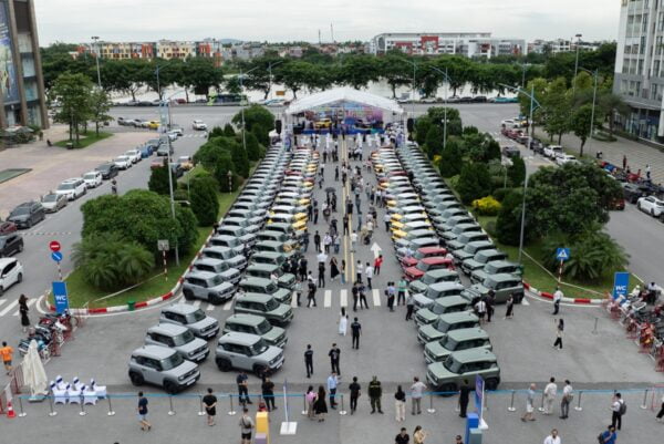 Hàng trăm xe Vinfast VF3 xếp hàng chờ bàn giao cho khách